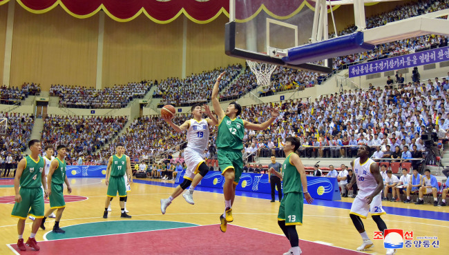 South Korean and North Korean basketball players during Wednesday's match. Yonhap