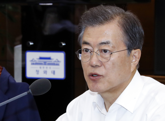 President Moon Jae-in speaks at a meeting with his top aides at Cheong Wa Dae on Monday. Yonhap