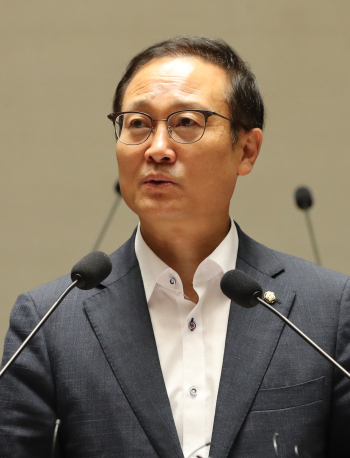 더불어민주당 홍영표 원내대표가 5일 오전 국회에서 열린 의원총회에서 발언하고 있다. [사진=연합뉴스]