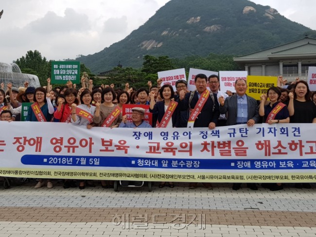 장애인 관련 단체 회원들이 장애 영유아의 의무교육 실현을 촉구하고 있다.
이민경 수습기자/coldshoulder@