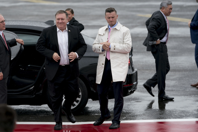 US Secretary of State Mike Pompeo, left, accompanied by Andrew Kim, the head of the CIA's Korea Mission Center, far right, arrives to board his plane at Yokota Air Force Base, in Fussa, Japan, Friday, July 6, to travel to Pyongyang, North Korea. (AP-Yonhap)