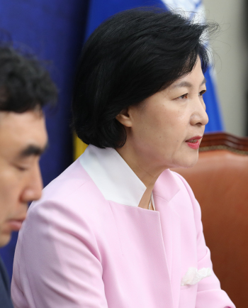 더불어민주당 추미애 대표가 6일 오전 국회에서 열린 최고위원회의에서 발언하고 있다. [사진=연합뉴스]