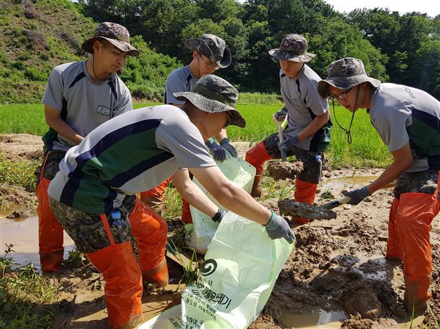 <YONHAP PHOTO-3157> 육군, 장마철 집중호우 피해 복구 지원 (서울=연합뉴스) 육군 35사단 장병들이 지난 4일 장마와 제7호 태풍 '쁘라삐룬'의 영향으로 집중호우 피해를 입은 전라북도 남원시 보절면 일대에서 경작지로 유입된 토사를 제거하고 있다. 2018.7.6 [국방부 제공=연합뉴스] photo@yna.co.kr/2018-07-06 08:50:31/ <저작권자 ⓒ 1980-2018 ㈜연합뉴스. 무단 전재 재배포 금지.>