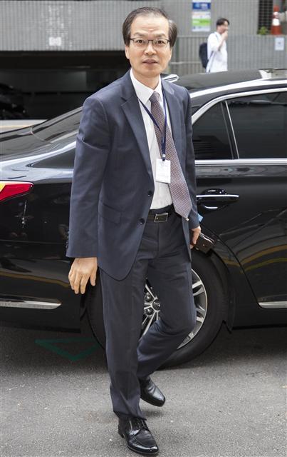 <YONHAP PHOTO-3027> 허익범 특검 '출근' (서울=연합뉴스) 윤동진 기자 = 드루킹 댓글조작 의혹 수사를 맡은 허익범 특별검사가 6일 오전 서울 서초구 특검 사무실로 출근하고 있다. 2018.7.6 mon@yna.co.kr/2018-07-06 08:02:50/ <저작권자 ⓒ 1980-2018 ㈜연합뉴스. 무단 전재 재배포 금지.>