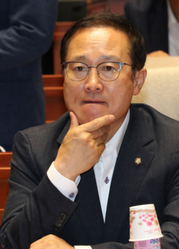 [사진설명=더불어민주당 홍영표 원내대표가 5일 오전 국회에서 열린 의원총회에서 의원 발언을 듣고 있다. 사진제공=연합뉴스]