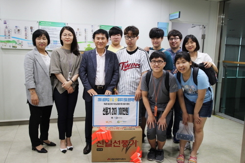 왼쪽 두번째부터 문소영 ㈜유디 온라인홍보팀 차장, 김진두 관악구청 복지환경국장, 성장학교 별 학생들이 기부금 전달식을 기념해 사진촬영을 하고 있다