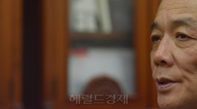 전원책 변호사는 헤럴드경제와 인터뷰 내내 보수의 가치와 철학을 세우는 일이 중요하다고 강조했다. 그는 이번 지방선거로 한국적 보수의 와해가 드러났다고 지적하면서도 다만 섣부른 ‘좌클릭’은 경계해야 한다고 조언했다. [사진=박병국 기자/cook@heraldcorp.com]