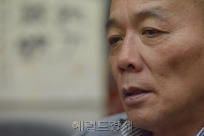 전원책 변호사는 헤럴드경제와 인터뷰 내내 보수의 가치와 철학을 세우는 일이 중요하다고 강조했다. 그는 이번 지방선거로 한국적 보수의 와해가 드러났다고 지적하면서도 다만 섣부른 ‘좌클릭’은 경계해야 한다고 조언했다. [사진=박병국 기자/cook@heraldcorp.com]