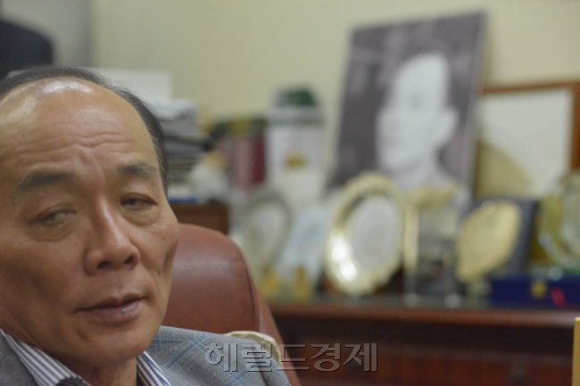 전원책 변호사는 헤럴드경제와 인터뷰 내내 보수의 가치와 철학을 세우는 일이 중요하다고 강조했다. 그는 이번 지방선거로 한국적 보수의 와해가 드러났다고 지적하면서도 다만 섣부른 ‘좌클릭’은 경계해야 한다고 조언했다. [사진=박병국 기자/cook@heraldcorp.com]