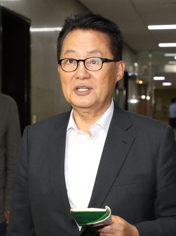 민주평화당 박지원 의원이 6일 오전 국회에서 열린 최고위원-국회의원 연석회의를 마치고 국회 특수활동비(특활비)에 관련해 브리핑하고 있다. [사진=연합뉴스]