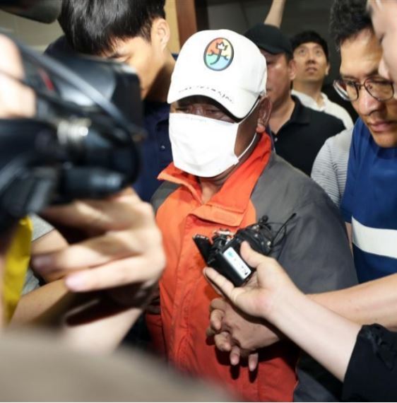 전북 군산시 장미동의 한 주점에 불을 지른 혐의로 긴급체포된 이모(54)씨가 지난달 18일 새벽 병원 치료를 받기 위해 군산경찰서를 나가고 있다. [사진=연합뉴스 제공]
