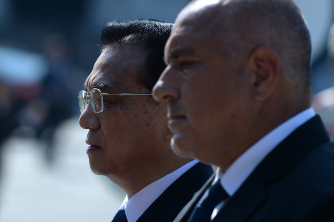 Prime Minister of Bulgaria Boyko Borisov (R), and Premier of the State Council of the People's Republic of China Li Keqiang (L) during an official welcome ceremony in Sofia, Bulgaria, 06 July 2018. (EPA-Yonhap)