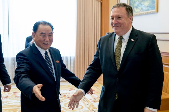 <YONHAP PHOTO-3437> US Secretary of State Mike Pompeo (R) and Kim Yong Chol (L), a North Korean senior ruling party official and former intelligence chief, arrive for a lunch at the Park Hwa Guest House in Pyongyang on July 7, 2018. Pompeo arrived in Pyongyang on July 6 to press Kim Jong Un for a more detailed commitment to denuclearisation following the North Korean leader's historic summit with President Donald Trump. / AFP PHOTO / POOL / Andrew Harnik/2018-07-07 14:10:20/ <저작권자 ⓒ 1980-2018 ㈜연합뉴스. 무단 전재 재배포 금지.>
<YONHAP PHOTO-3437> US Secretary of State Mike Pompeo (R) and Kim Yong Chol (L), a North Korean senior ruling party official and former intelligence chief, arrive for a lunch at the Park Hwa Guest House in Pyongyang on July 7, 2018. Pompeo arrived in Pyongyang on July 6 to press Kim Jong Un for a more detailed commitment to denuclearisation following the North Korean leader's historic summit with President Donald Trump. / AFP PHOTO / POOL / Andrew Harnik/2018-07-07 14:10:20/ <저작권자 ⓒ 1980-2018 ㈜연합뉴스. 무단 전재 재배포 금지.>