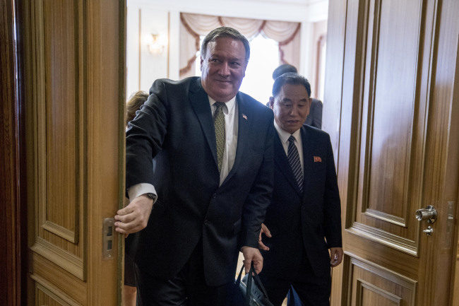 <YONHAP PHOTO-4197> U.S. Secretary of State Mike Pompeo, left, and Kim Yong Chol, right, a North Korean senior ruling party official and former intelligence chief, depart following two days of meetings at Park Hwa Guest House in Pyongyang, North Korea, Saturday, July 7, 2018. Pompeo described the meetings as "productive, good faith negotiations" in the ongoing effort towards denuclearization, and plans have been set to discuss the process of repatriation of remains next week in Panmunjom. (AP Photo/Andrew Harnik, Pool)/2018-07-07 19:17:31/ <저작권자 ⓒ 1980-2018 ㈜연합뉴스. 무단 전재 재배포 금지.>
<YONHAP PHOTO-4197> U.S. Secretary of State Mike Pompeo, left, and Kim Yong Chol, right, a North Korean senior ruling party official and former intelligence chief, depart following two days of meetings at Park Hwa Guest House in Pyongyang, North Korea, Saturday, July 7, 2018. Pompeo described the meetings as "productive, good faith negotiations" in the ongoing effort towards denuclearization, and plans have been set to discuss the process of repatriation of remains next week in Panmunjom. (AP Photo/Andrew Harnik, Pool)/2018-07-07 19:17:31/ <저작권자 ⓒ 1980-2018 ㈜연합뉴스. 무단 전재 재배포 금지.>