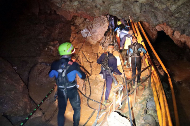 <YONHAP PHOTO-5164> In this undated photo released by Royal Thai Navy on Saturday, July 7, 2018, Thai rescue team members walk inside a cave where 12 boys and their soccer coach have been trapped since June 23, in Mae Sai, Chiang Rai province, northern Thailand. The local governor in charge of the mission to rescue them said Saturday that cooperating weather and falling water levels over the last few days had created appropriate conditions for evacuation, but that they won't last if it rains again. (Royal Thai Navy via AP)/2018-07-07 21:24:28/ <저작권자 ⓒ 1980-2018 ㈜연합뉴스. 무단 전재 재배포 금지.>
<YONHAP PHOTO-5164> In this undated photo released by Royal Thai Navy on Saturday, July 7, 2018, Thai rescue team members walk inside a cave where 12 boys and their soccer coach have been trapped since June 23, in Mae Sai, Chiang Rai province, northern Thailand. The local governor in charge of the mission to rescue them said Saturday that cooperating weather and falling water levels over the last few days had created appropriate conditions for evacuation, but that they won't last if it rains again. (Royal Thai Navy via AP)/2018-07-07 21:24:28/ <저작권자 ⓒ 1980-2018 ㈜연합뉴스. 무단 전재 재배포 금지.>