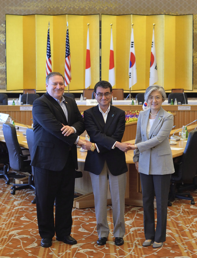 <YONHAP PHOTO-8352> U.S. Secretary of State Mike Pompeo (L) , Japan's Foreign Minister Taro Kono (C) and South Korean Foreign Minister Kang Kyung-wha (R) pose for photographers prior to the Japan-US-ROK Trilateral Foreign Ministers' Meeting on July 08, 2018 at the Iikura Guesthouse of the Foreign Ministry in Tokyo, Japan. David Mareuil/Pool via Reuters/2018-07-08 14:09:32/ <저작권자 ⓒ 1980-2018 ㈜연합뉴스. 무단 전재 재배포 금지.>
<YONHAP PHOTO-8352> U.S. Secretary of State Mike Pompeo (L) , Japan's Foreign Minister Taro Kono (C) and South Korean Foreign Minister Kang Kyung-wha (R) pose for photographers prior to the Japan-US-ROK Trilateral Foreign Ministers' Meeting on July 08, 2018 at the Iikura Guesthouse of the Foreign Ministry in Tokyo, Japan. David Mareuil/Pool via Reuters/2018-07-08 14:09:32/ <저작권자 ⓒ 1980-2018 ㈜연합뉴스. 무단 전재 재배포 금지.>