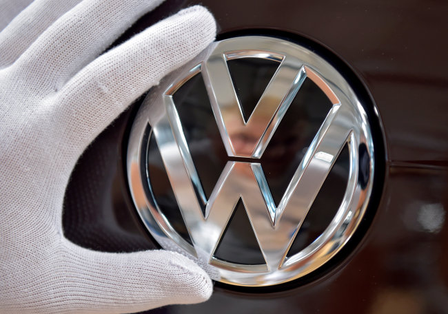 Mechanic staff work on the production line of Volkswagen e-Golf in the Glaeserne Manufaktur plant in Dresden, Germany May 8 (Reuters-Yonhap)
