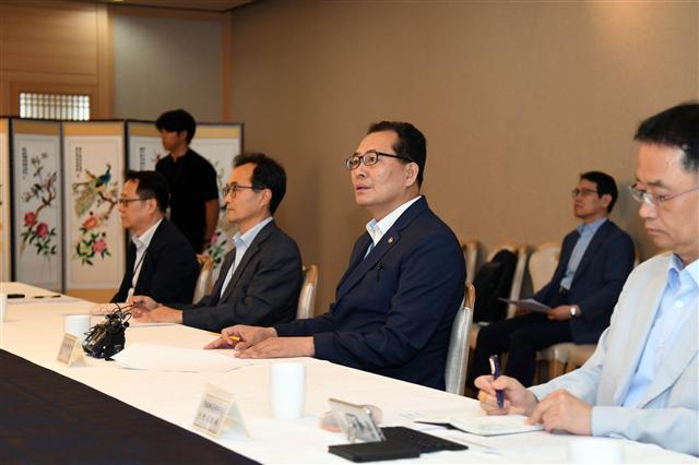 고형권(오른쪽 두번째) 기획재정부 차관이 9일 서울시 종로구 세종로 정부서울청사에서 제7차 물가관계차관회의를 주재하며 모두 발언을 하고 있다.   [제공=기획재정부]