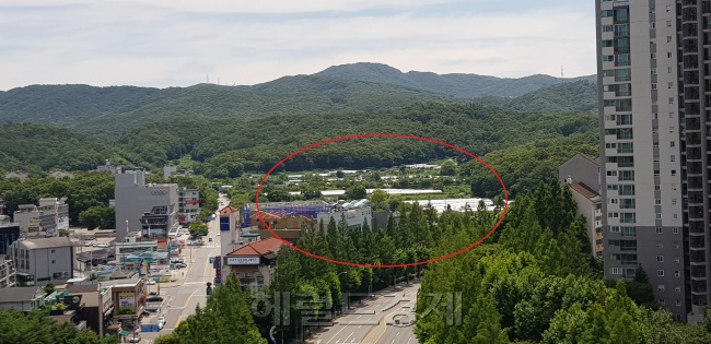 빨간선 안이 신혼희망타운 예정 부지. 오른쪽에 보이는 아파트는 서현동 삼성한신 아파트. [사진=이상섭 기자/babtong@heraldcorp.com]