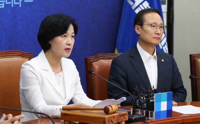 더불어민주당 추미애 대표가 9일 오전 국회에서 열린 최고위원회의에서 박근혜 전 대통령 탄핵 요구 촛불집회 당시 국군기무사령부가 위수령 발령과 계엄 선포를 검토했다는 문건이 공개된 것과 관련, "헌정질서와 민주주의를 위협한 행위로 절대 용납할 수 없는 것" 이라며 "필요하다면 국회 차원의 국정조사와 청문회를 열어 반드시 진상규명을 하고 책임자를 끝까지 밝혀내도록 하겠다"고 발언하고 있다. (사진=연합뉴스)
