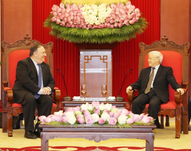 General Secretary of the Communist Party of Vietnam Central Committee Nguyen Phu Trong (R) meets with US Secretary of State Mike Pompeo in Hanoi, capital of Vietnam, on July 8. (Yonhap)