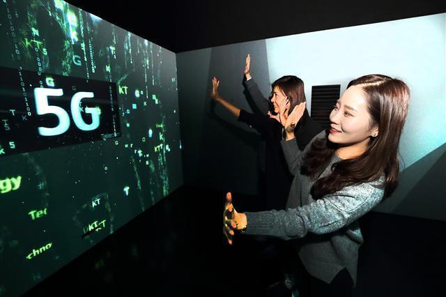 지난 2월 평창동계올림픽 당시 KT 모델이 강릉 올림픽파크에 조성된 5G 홍보관에서 안경없이 3차원으로 보이는 초다시점 영상을 체험하고 있다.  [제공=KT]