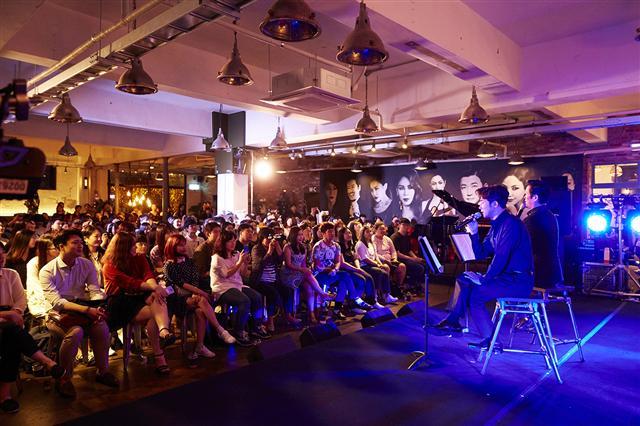 지난 6월 18일 성수동 어반소스에서 열린 ‘뮤지컬 시카고 핫파티 시즌7’. 200여명 관객들을 초청, 시카고의 하이라이트 장면을 시연했다.  [제공=신시컴퍼니]
