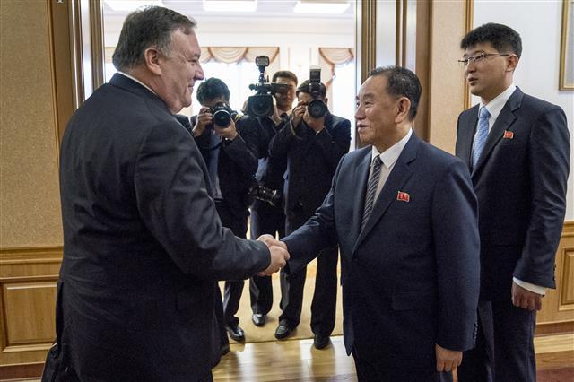 마이크 폼페이오 미국 국무장관(왼쪽)과 김영철 북한 노동당 부위원장 겸 통일전선부장(오른쪽 두 번째)이 7일(현지시간) 북한 평양의 백화원 영빈관에서 이틀째 회담을 시작하기 전 악수하고 있다.  [연합뉴스]