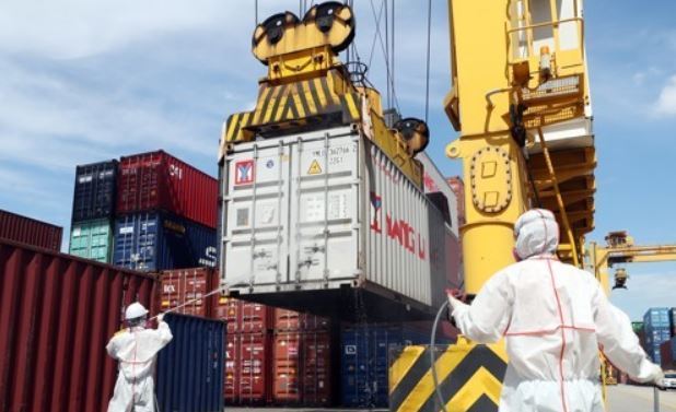 Quarantine officials disinfect containers in Incheon Port, west of Seoul, on Saturday, to contain the further spread of red fire ants. (Yonhap)