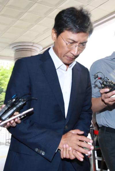 수행비서를 위력으로 성폭행한 혐의 등을 받는 안희정 전 충남지사가 9일 오전 서울 마포구 서부지방법원에서 열린 3차 공판에 출석하고 있다. [제공=연합뉴스]