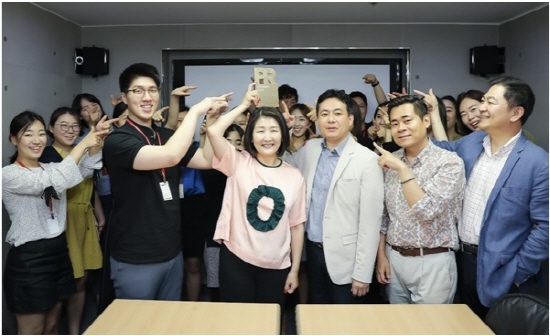 시너지힐앤놀튼 정현순 대표(중앙)와 직원들이 2018 올해의 PR 에이전시 금상 트로피를 받고 기뻐하고 있다