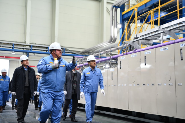 Posco chairman-designate Choi Jung-woo (right) inspects production facility of Posco Chemtech in this Feb. 27, 2018, file photo. (Yonhap)