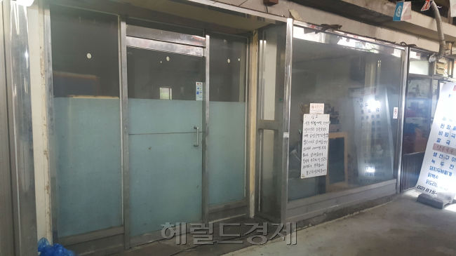 지난 6일 서울 동작구의 영도시장이 텅 비어있다. 어두침침한 모습으로 을씨년스러운 분위기까지 새어나오는 모습이다.  이원율 기자/yul@
