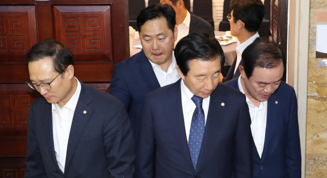 지난 9일 국회에서 열린 20대 국회 하반기 원구성을 위한 회동을 마친 교섭단체 원내대표들이 합의를 못 이루고 회의장을 나오고 있다. 왼쪽부터 더불어민주당 홍영표, 바른미래당 김관영, 자유한국당 김성태, 평화와정의 장병완.[사진=연합뉴스]
지난 9일 국회에서 열린 20대 국회 하반기 원구성을 위한 회동을 마친 교섭단체 원내대표들이 합의를 못 이루고 회의장을 나오고 있다. 왼쪽부터 더불어민주당 홍영표, 바른미래당 김관영, 자유한국당 김성태, 평화와정의 장병완.[사진=연합뉴스]