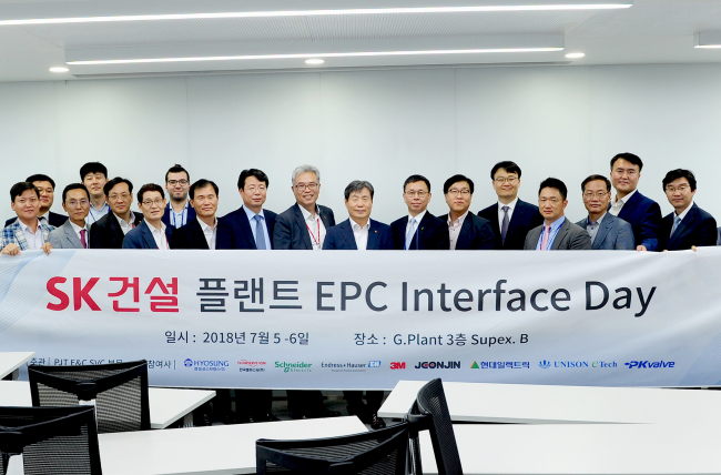 SK건설은 지난 5~6일 양일간 비즈파트너를 초청해 플랜트 EPC(설계·조달·시공) 세미나를 열고 전시품을 관람하는 ‘인터페이스 데이(Interface Day)’ 행사를 개최했다고 10일 밝혔다. 이 날 참석한 SK건설과 비즈파트너사 임직원들이 기념 촬영을 하고 있다.
SK건설은 지난 5~6일 양일간 비즈파트너를 초청해 플랜트 EPC(설계·조달·시공) 세미나를 열고 전시품을 관람하는 ‘인터페이스 데이(Interface Day)’ 행사를 개최했다고 10일 밝혔다. 이 날 참석한 SK건설과 비즈파트너사 임직원들이 기념 촬영을 하고 있다.