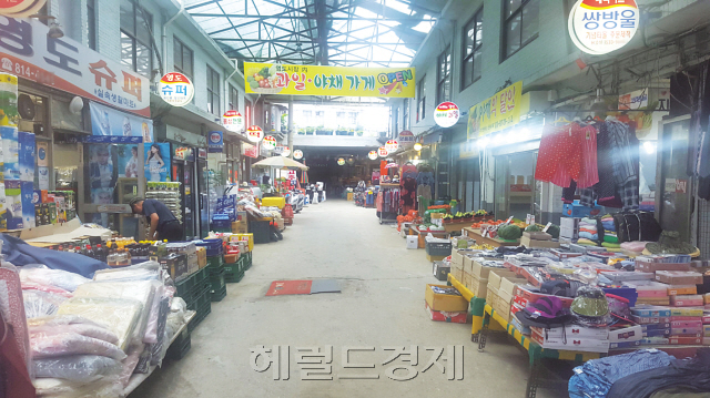 지난 6일 서울 동작구의 영도시장이 텅 비어있다. 어두침침한 모습으로 을씨년스러운 분위기까지 새어나오는 모습이다.  이원율 기자/yul@