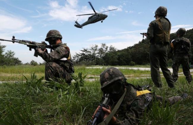 South Korean soldiers take part in a military drill which held as a part of the Ulchi Freedom Guardian exercise in Yongin, South Korea August 29, 2017. (Reuters)