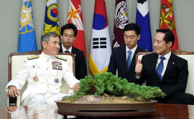 Korean Defense Minister Song Young-moo meets with Command of US Pacific Command Harry Harris at Yongsan-gu, Seoul, on Aug. 20, 2017. (Yonhap)