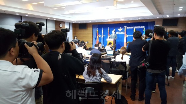 송영무 장관이 10일 오후 3시 국방부 브리핑룸에서 ‘발표문’을 읽고 있다. [사진=김수한 기자/soohan@]