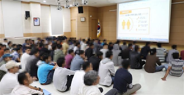 제주에 입국한 예멘인들이 제주출입국ㆍ외국인청에서 교육을 받고 있는 모습. [연합뉴스]