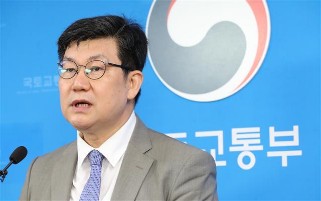 10일 정부세종청사 국토교통부에서 김남근 관행혁신위원회 위원장이 국토부 주요 정책에 대한 2차 개선권고안을 발표하고 있다.  [연합뉴스]