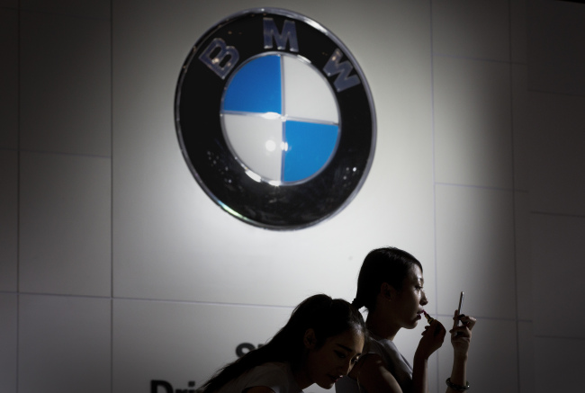 <YONHAP PHOTO-4899> FILE - In this file photo dated Friday, Sept. 25, 2015, Models prepare to work at the BMW booth during the Imported Auto Expo in Beijing, China. Automaker BMW said Monday July 9, 2018, it will have to raise prices on the U.S.-built SUVs it sells in China due to 40 percent import tax on cars from the United States, in retaliation for higher tariffs on Chinese goods imposed by President Donald Trump.(AP Photo/Andy Wong, FILE)/2018-07-09 22:08:49/ <저작권자 ⓒ 1980-2018 ㈜연합뉴스. 무단 전재 재배포 금지.>
<YONHAP PHOTO-4899> FILE - In this file photo dated Friday, Sept. 25, 2015, Models prepare to work at the BMW booth during the Imported Auto Expo in Beijing, China. Automaker BMW said Monday July 9, 2018, it will have to raise prices on the U.S.-built SUVs it sells in China due to 40 percent import tax on cars from the United States, in retaliation for higher tariffs on Chinese goods imposed by President Donald Trump.(AP Photo/Andy Wong, FILE)/2018-07-09 22:08:49/ <저작권자 ⓒ 1980-2018 ㈜연합뉴스. 무단 전재 재배포 금지.>
