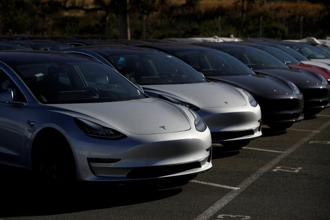 <YONHAP PHOTO-7593> FILE PHOTO: A row of new Tesla Model 3 electric vehicles is seen at a parking lot in Richmond, California, U.S. June 22, 2018. REUTERS/Stephen Lam/File Photo/2018-07-03 08:07:04/ <저작권자 ⓒ 1980-2018 ㈜연합뉴스. 무단 전재 재배포 금지.>
<YONHAP PHOTO-7593> FILE PHOTO: A row of new Tesla Model 3 electric vehicles is seen at a parking lot in Richmond, California, U.S. June 22, 2018. REUTERS/Stephen Lam/File Photo/2018-07-03 08:07:04/ <저작권자 ⓒ 1980-2018 ㈜연합뉴스. 무단 전재 재배포 금지.>
