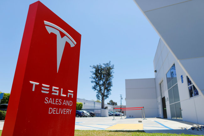 <YONHAP PHOTO-2910> A Tesla sales and service center is shown in Costa Mesa, California, U.S. June 28, 2018. REUTERS/Mike Blake/2018-06-29 06:32:41/ <저작권자 ⓒ 1980-2018 ㈜연합뉴스. 무단 전재 재배포 금지.>
<YONHAP PHOTO-2910> A Tesla sales and service center is shown in Costa Mesa, California, U.S. June 28, 2018. REUTERS/Mike Blake/2018-06-29 06:32:41/ <저작권자 ⓒ 1980-2018 ㈜연합뉴스. 무단 전재 재배포 금지.>
