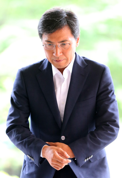 수행비서 성폭력 의혹으로 재판 중인 안희정 전 충남지사가 11일 서울 마포구 서울서부지법에서 열린 4차 공판에 출석하고 있다. [제공=연합뉴스]