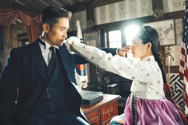 tvN 토일드라마 ‘미스터 션샤인’이 1회 시청률 8.9%·2회 9.7%를 기록, 처음부터 엄청난 기록을 남기고 있다. ‘태양의 후예’때 콤비를 맞춘 김은숙 작가와 이응복 PD의 합작품인 만큼 기대치도 높았지만 2회까지 공개된 상황을 바탕으로 보면 기대요소와 불안요소가 잠복돼 있다.