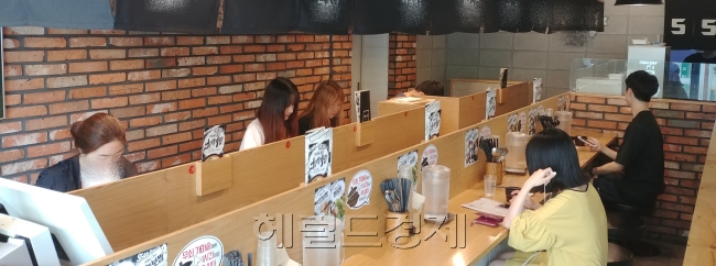 [노량진에서 혼자 고기를 먹을 수 있는 한 식당. 독서실 책상 같은 식탁에 앉아 수험서를 펼쳐든 이들을 쉽게 찾아볼 수 있다. 박이담 수습기자/parkidam@heraldcorp.com]