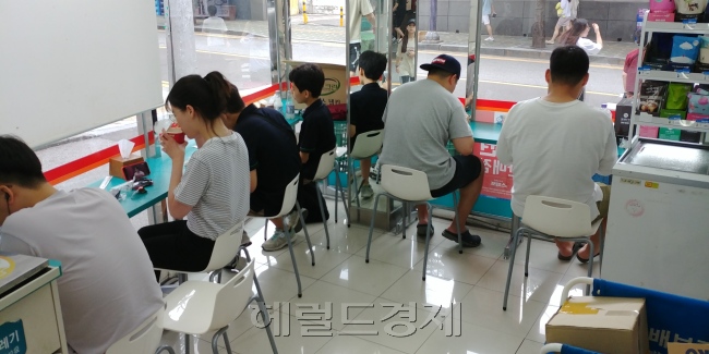[점심시간 노량진의 한 편의점 풍경. 각종 먹거리가 넘쳐나는 노량진이지만 이를 모두 마다하고 가장 간편한 음식을 찾는 이들도 많다. 박이담 수습기자/parkidam@heraldcorp.com]