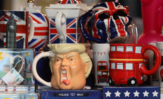 <YONHAP PHOTO-8916> A tankard depicting the face of U.S. President, Donald Trump, is displayed in a souvenir shop in central London, Britain July 11, 2018. REUTERS/Simon Dawson/2018-07-11 19:40:00/ <저작권자 ⓒ 1980-2018 ㈜연합뉴스. 무단 전재 재배포 금지.>
<YONHAP PHOTO-8916> A tankard depicting the face of U.S. President, Donald Trump, is displayed in a souvenir shop in central London, Britain July 11, 2018. REUTERS/Simon Dawson/2018-07-11 19:40:00/ <저작권자 ⓒ 1980-2018 ㈜연합뉴스. 무단 전재 재배포 금지.>