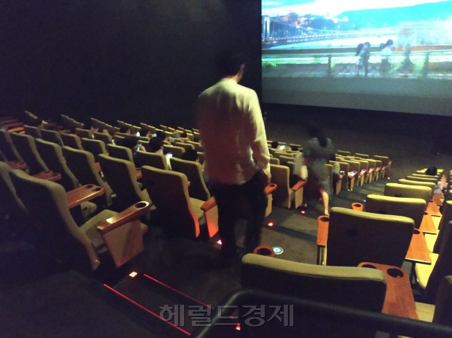 영화관 상영기가 켜진 뒤 극장에 들어오는 관람객들의 모습. [사진=김성우 기자/zzz@heraldcorp.com]